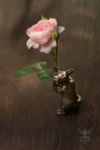 Autorinė skulptūrėlė "Gėlių vagis"